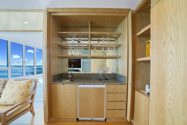 Building Photo - 100 South Pointe Dr