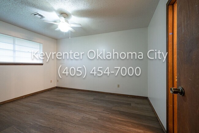 Building Photo - 920-922 SW 97th St Duplex