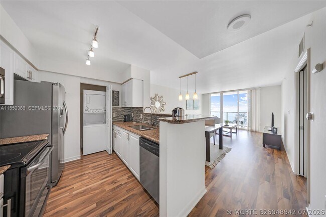 Building Photo - 1155 Brickell Bay Dr