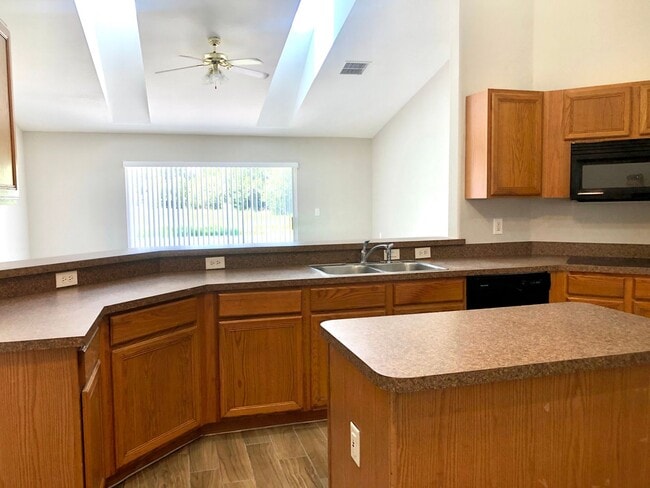 Building Photo - Wonderful 3/2 home in ORLANDO - GOLF COURS...