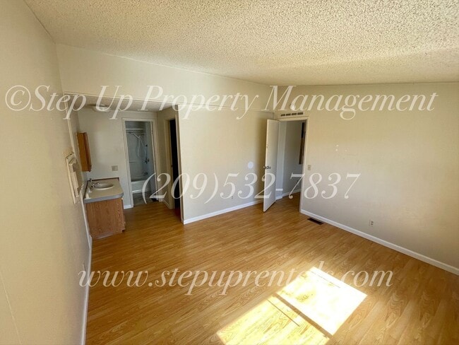 Building Photo - 2 Bedroom 2 Bath Manufactured Home With Wa...
