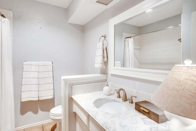 Building Photo - Charming Townhome on a Quiet Cul-de-Sac