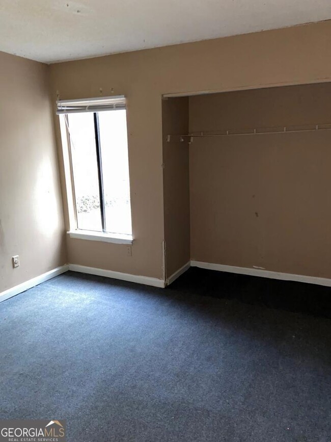 Building Photo - 3575 Oakvale Rd