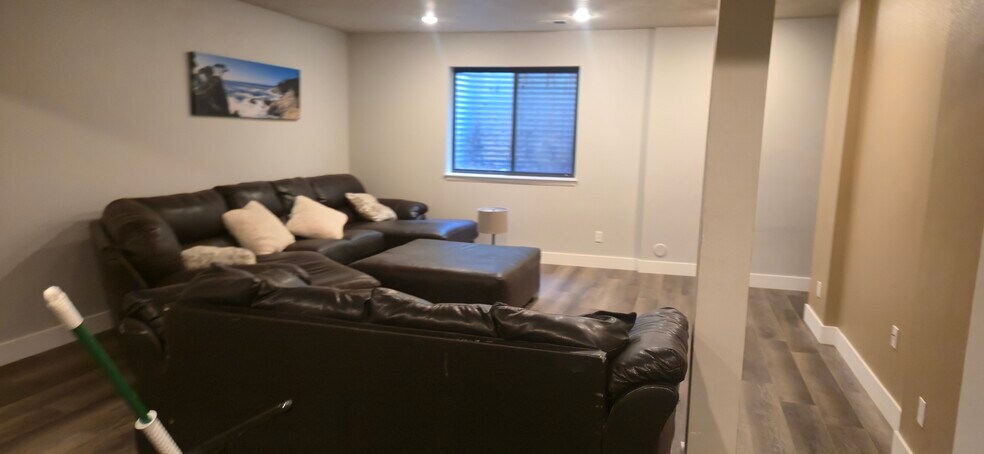 Building Photo - 2312 Creekside Dr