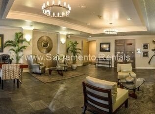 Building Photo - Spacious Updated 2bd/2ba Downtown Condo - ...