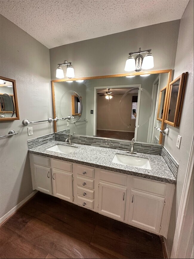 Building Photo - 3023 Mosby Dr