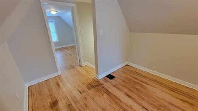 Building Photo - **Charming 1-Bedroom Plus Den Home with Modern Comforts**