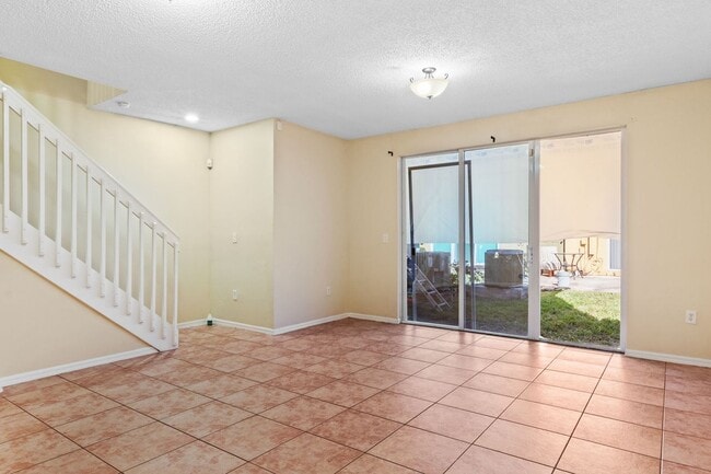 Building Photo - Spacious 3-bedroom, 3-bathroom home