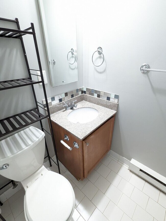 Building Photo - Two bedroom first floor condo in Jefferson...