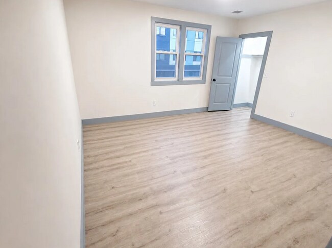 Building Photo - 655 S 11th St
