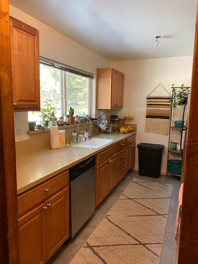 Building Photo - Lovely 3 Bedroom Home with Upgrades Throug...