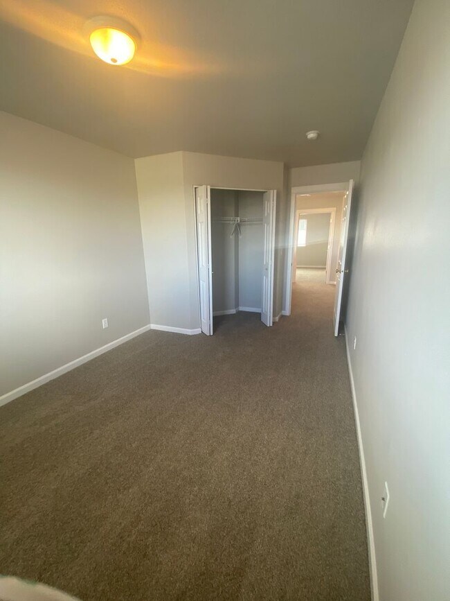 Building Photo - Reindeer Ave. Duplex