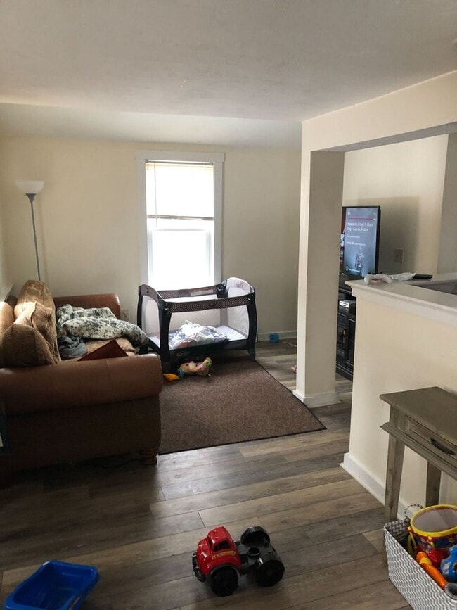 Building Photo - 17 Uni