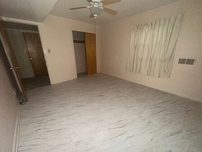 Building Photo - Available NOW - 4 beds/ 2 baths - $2,000/mo