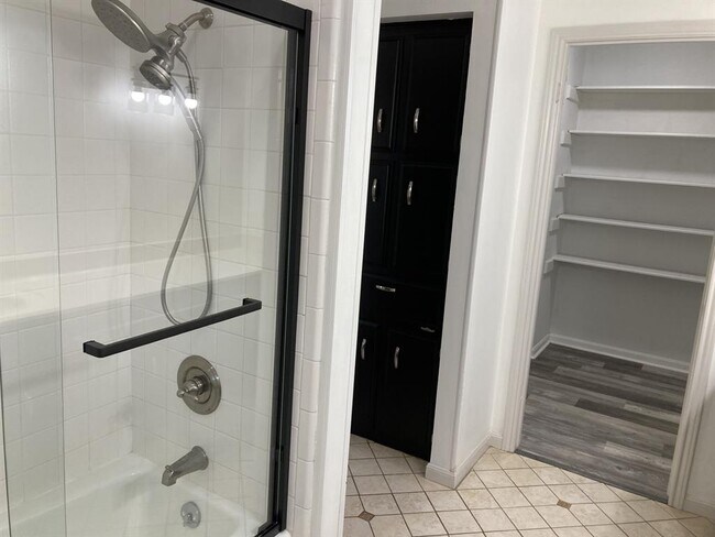 Building Photo - 312 Live Oak Dr