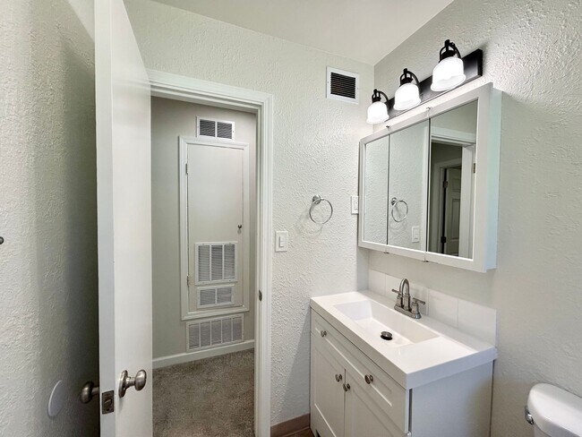 Building Photo - Freshly Updated 3 Bedroom Home with Garage, Fenced Yard & Covered Patio!