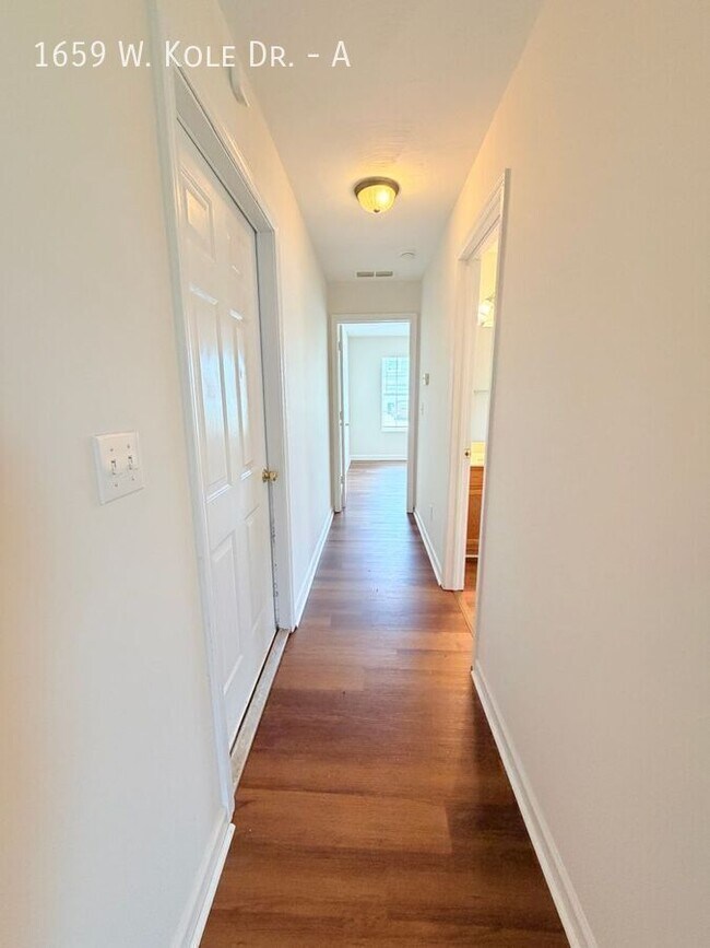 Building Photo - 1659 W Kole Dr
