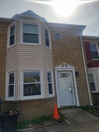 Building Photo - Newly remodelled 3 bedroom 2.5 bath townhouse