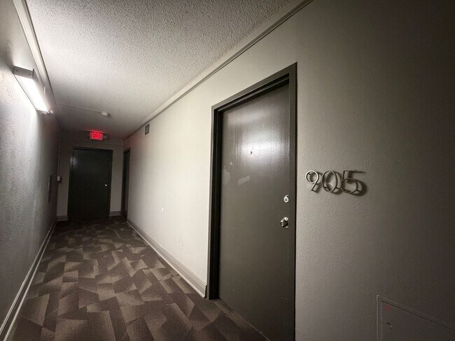 Building Photo - DOWNTOWN VIEWS WITH BILLS PAID!!