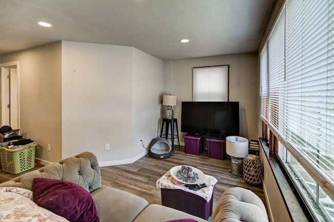 Building Photo - 205 S Fair Oaks Ave