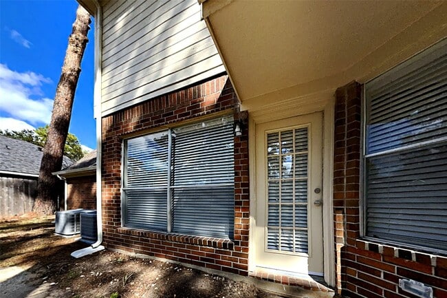 Building Photo - 17715 Seven Pines Dr