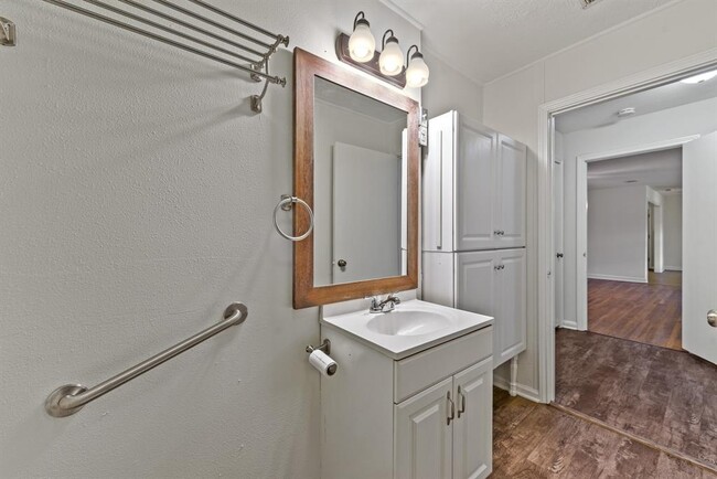 Building Photo - 400 N Elm St