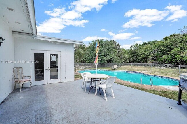 Building Photo - 2417 Pierce St