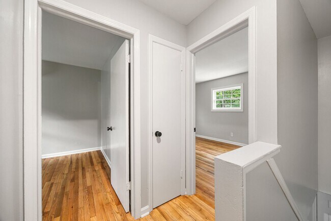 Building Photo - Newly Renovated 2 Bedroom, 1 Bath Duplex within walking Distance to UVA!