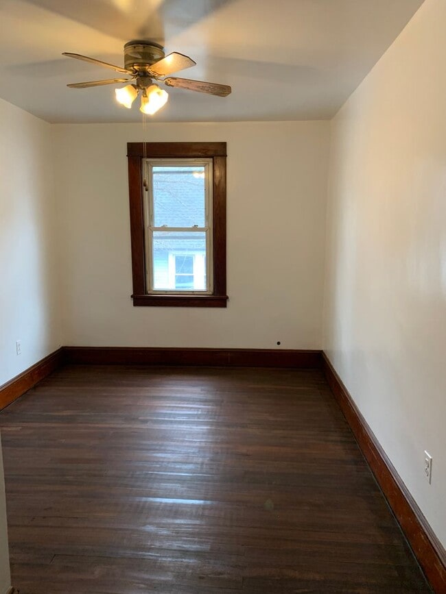 Building Photo - 3 Bedroom Single-Family Home