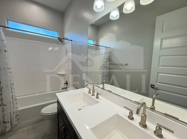 Building Photo - 6010 E Quail Ave