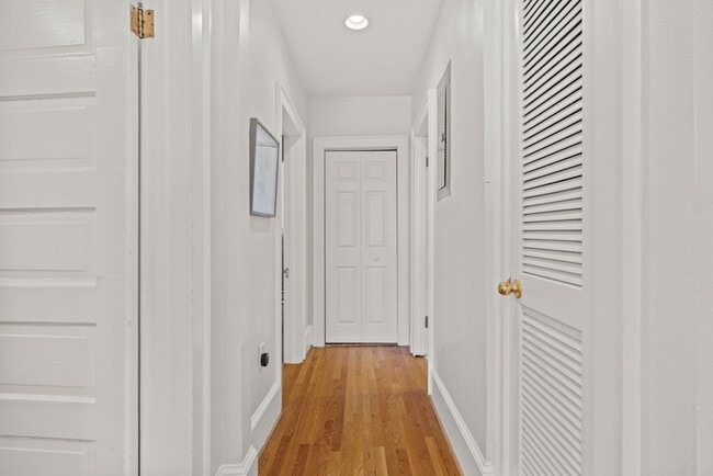 Building Photo - Amazing Garden-Style Condo Available NOW! ...