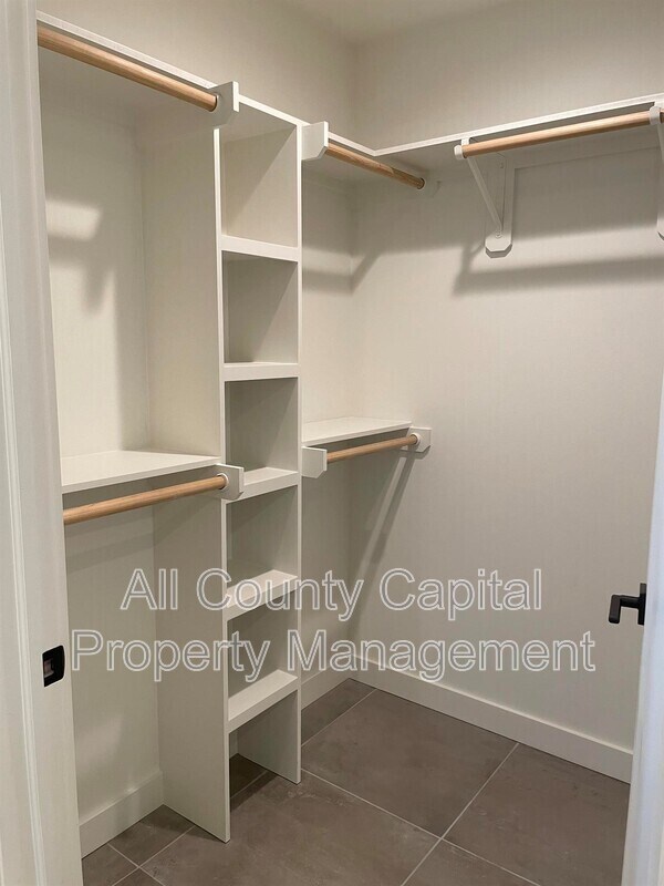 Building Photo - 84 East Ave