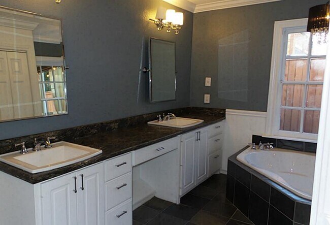 Building Photo - 2611 Tangley St