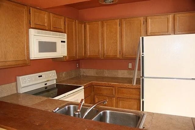 kitchen - 5725 W Atlantic Pl