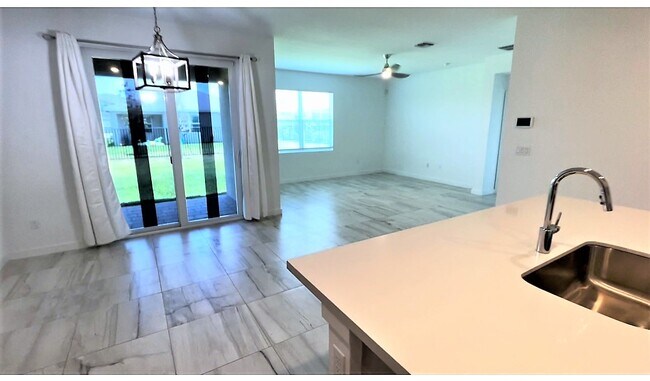 Building Photo - 2951 NE Breezeway Cir