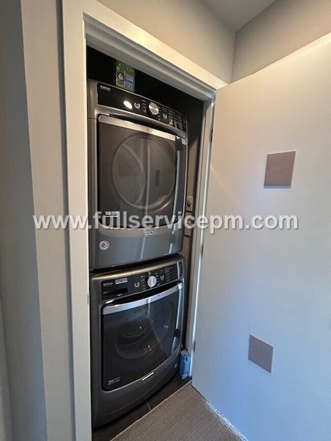 Building Photo - Contemporary 3 BD Mt. Baker Townhome! Location!!