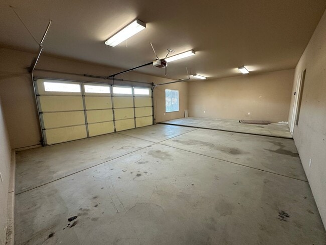 Building Photo - 3 Bedroom home in the beloved Joshua Tree area