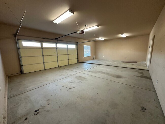 Building Photo - Welcome Home to this beautiful 3 Bed 2 Bath Home