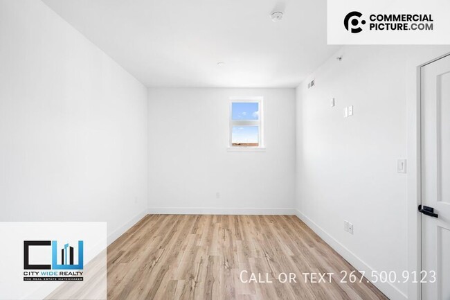 Building Photo - Great Location. Modern Two bedroom Apartment.