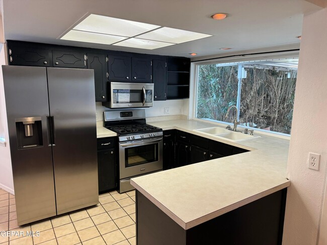 Building Photo - 1305 Vista De Oro Dr