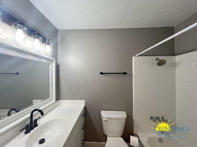 Building Photo - Charming 3 Bedroom Home in Crestview!