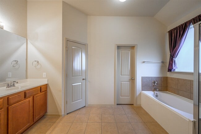 Building Photo - 12805 Shady Springs Dr
