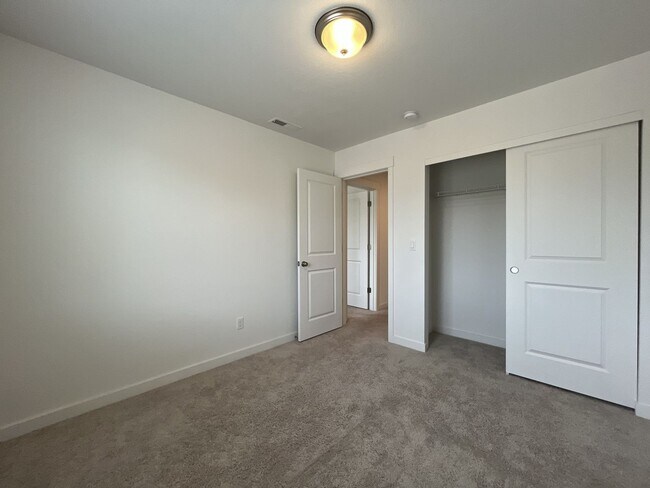 Building Photo - Stunning 3 Bedroom with Bonus Room | Solar Panels, Stainless Steel Appliances & Fenced Backyard