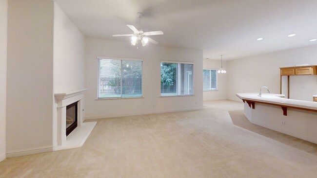 Building Photo - 1823 N Holly Ave