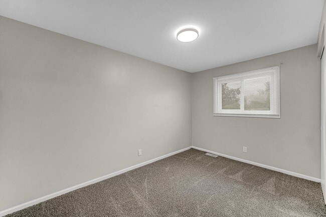 Building Photo - 451 Yorkshire Sq