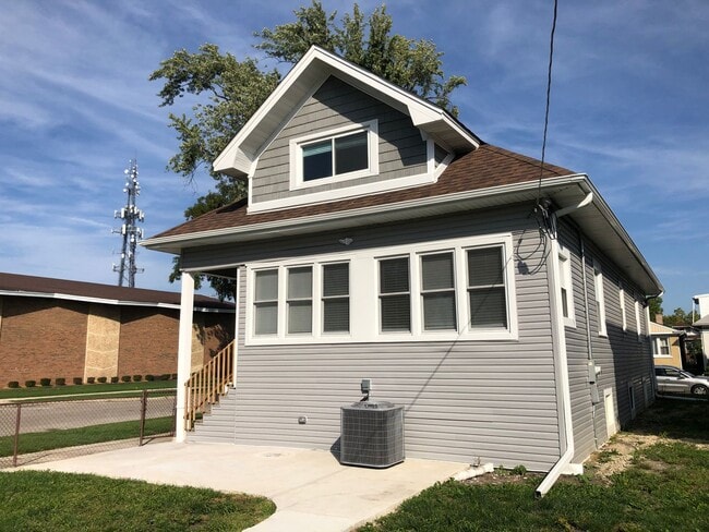 Building Photo - Large remodeled 4bed/2bath close to schools and transportation!
