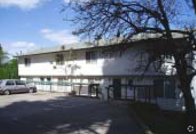 Alternate Building View 1 - 2 Parkrose 4 Plexes