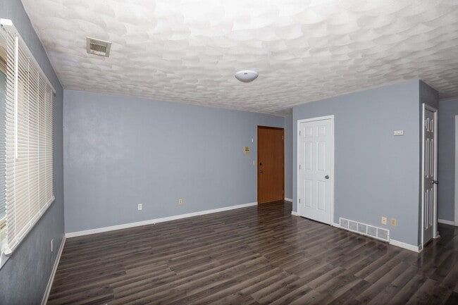 Building Photo - 3430 Holiday Ct