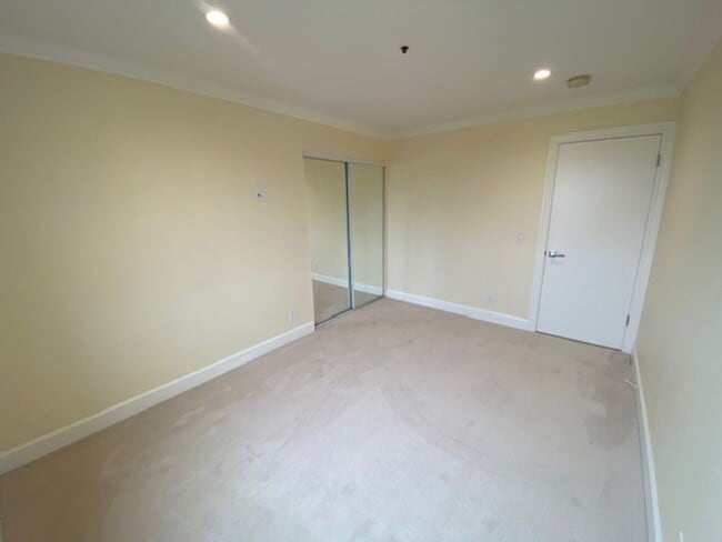 Building Photo - Bright & Stylish Monterey Condo