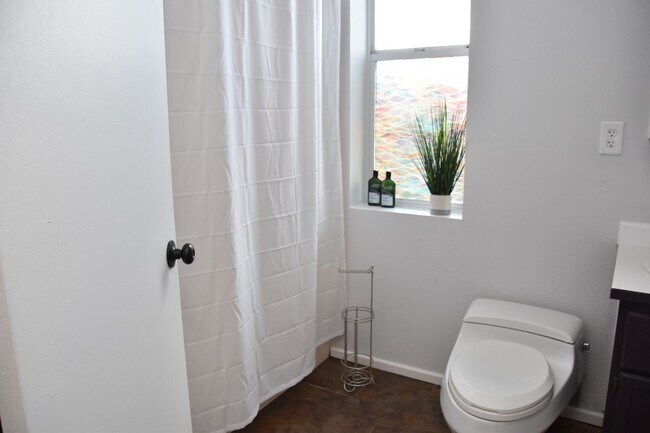 Building Photo - 3 Bedroom 1.5 Bath Hilltop 2 Story Home